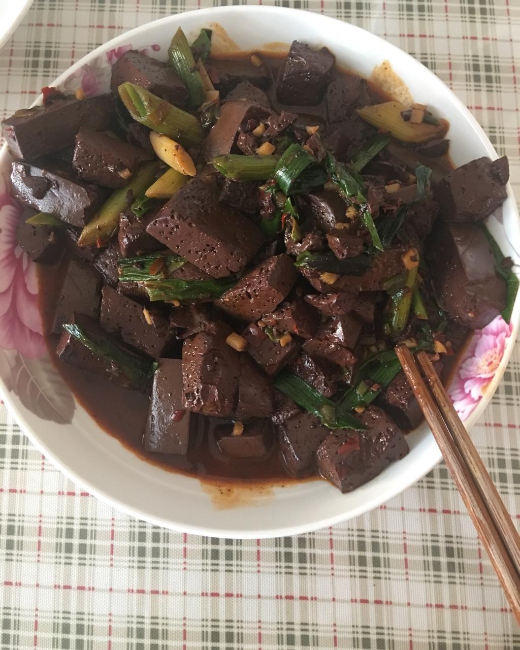 大蒜炒血豆腐