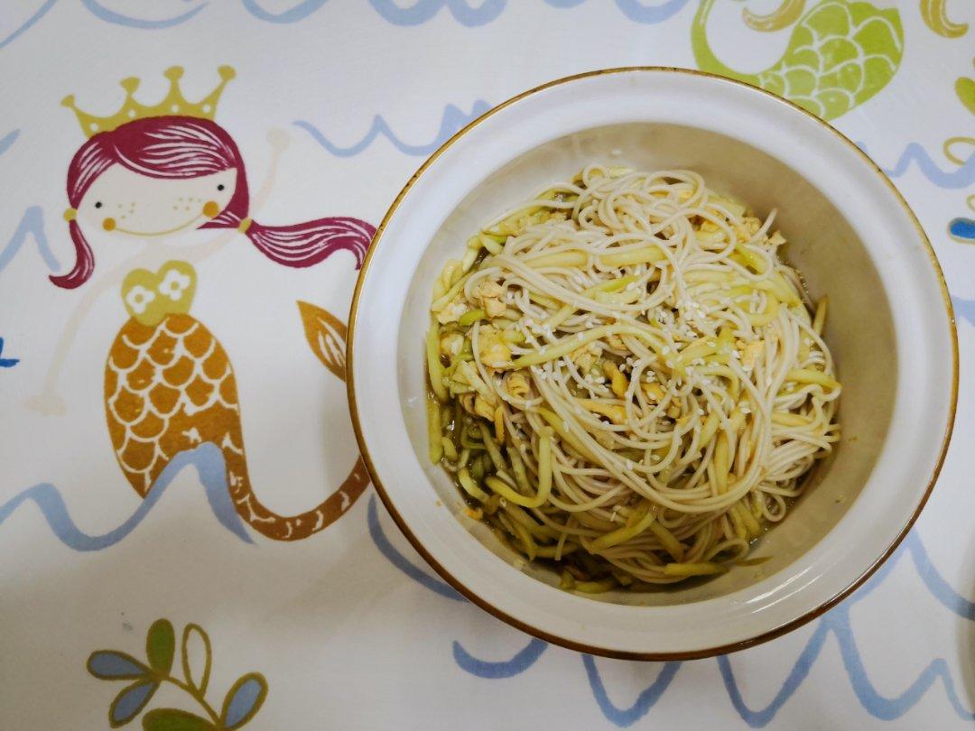 黄瓜鸡蛋凉拌面