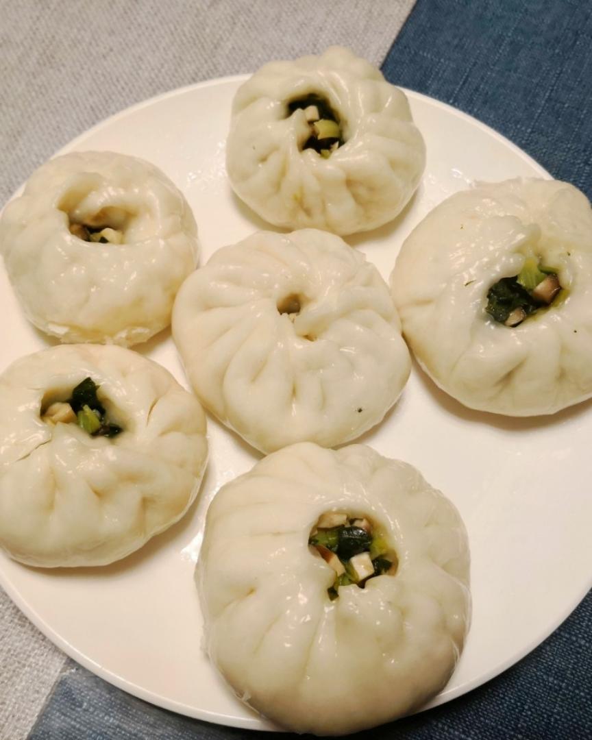 第一次做包子，青菜香菇包，勉强成功～～