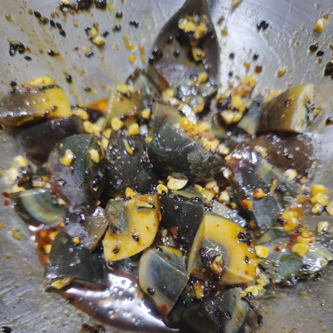 皮蛋的神仙吃法❗️好吃到爆的香菜拌皮蛋