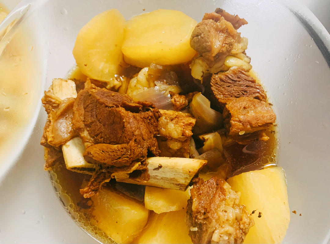 牛肋排炖胡萝卜土豆蕃茄