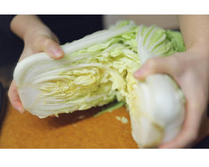 教你在家自制韩式辣白菜~的做法 步骤1