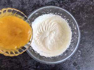简易芒果慕斯蛋糕，夏日快手解暑甜品，消耗奶油的做法 步骤9