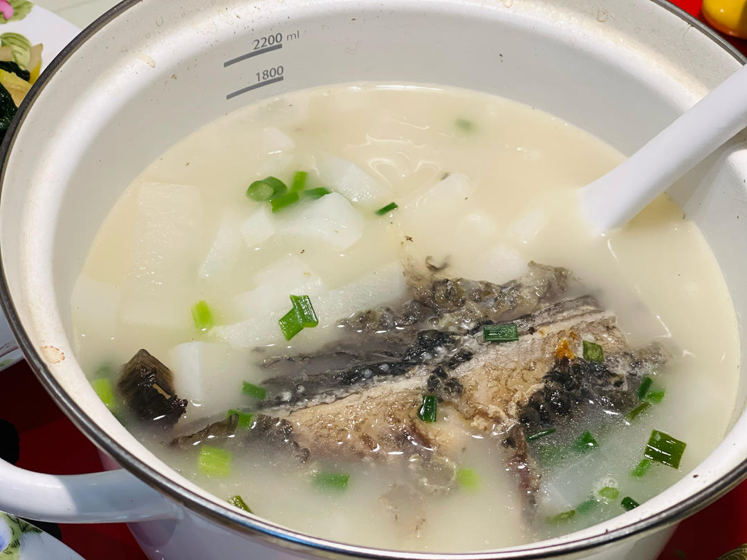 秋季养生河鲫鱼萝卜丝汤