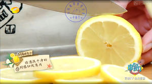 《中餐厅》薇式柠檬蜂蜜苏打水的做法 步骤2