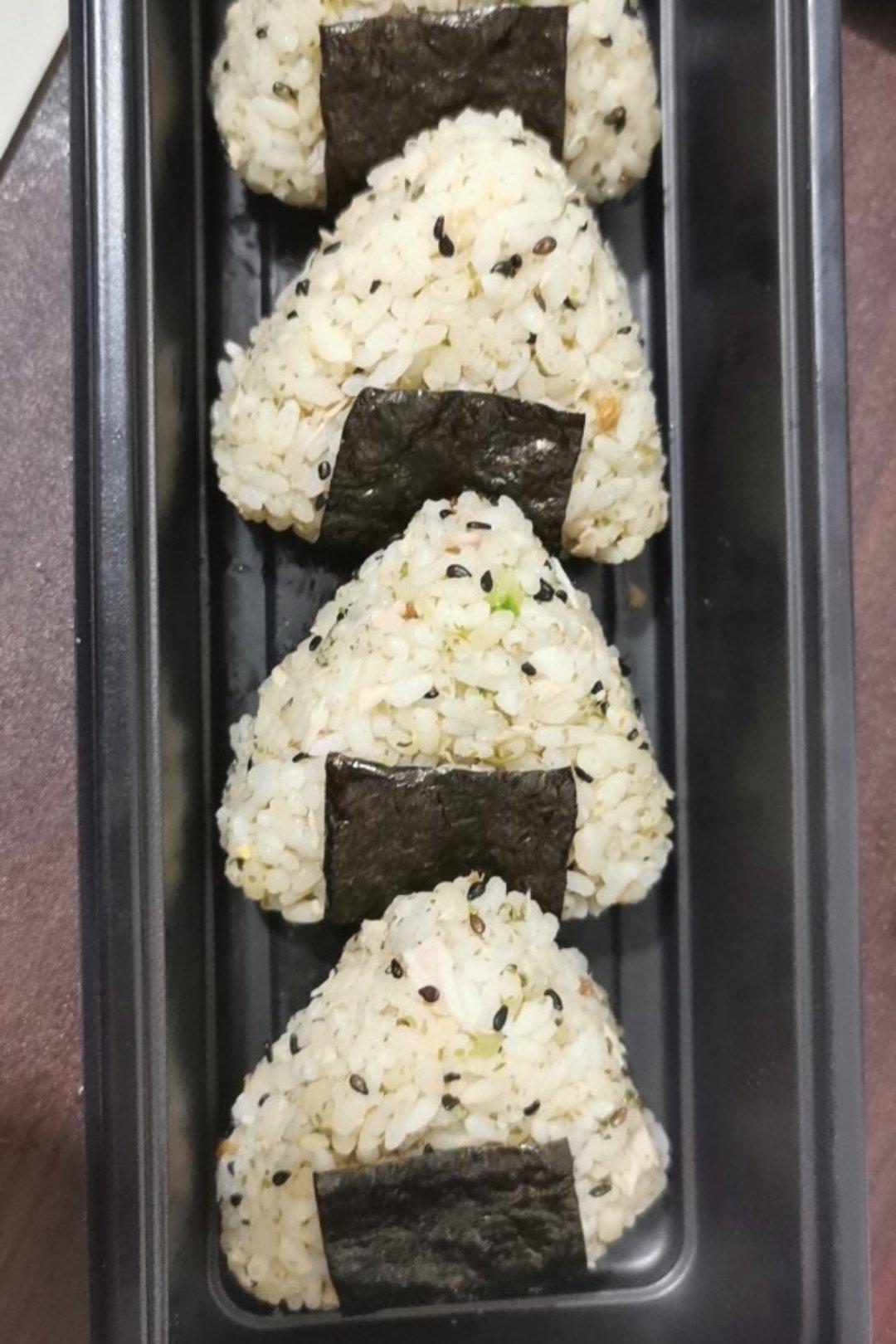 日式金枪鱼饭团