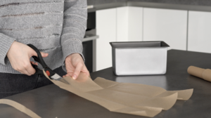 烘培模具的完美铺油纸方法的做法 步骤17