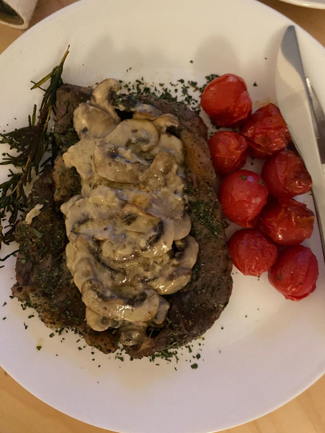眼肉牛排配奶油蘑菇酱（Ribeye Steak with Mushroom Sauce)