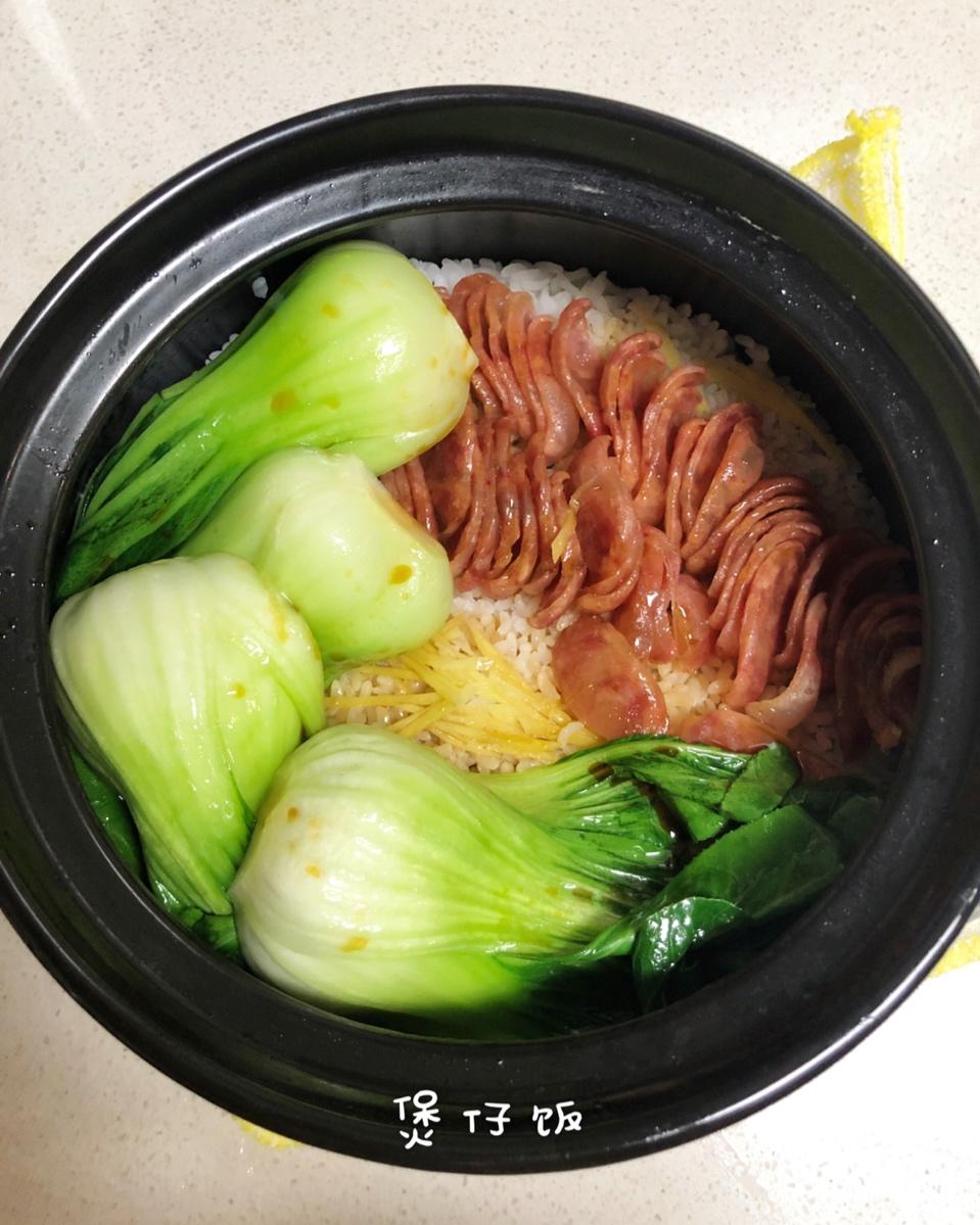 广式腊味煲仔饭