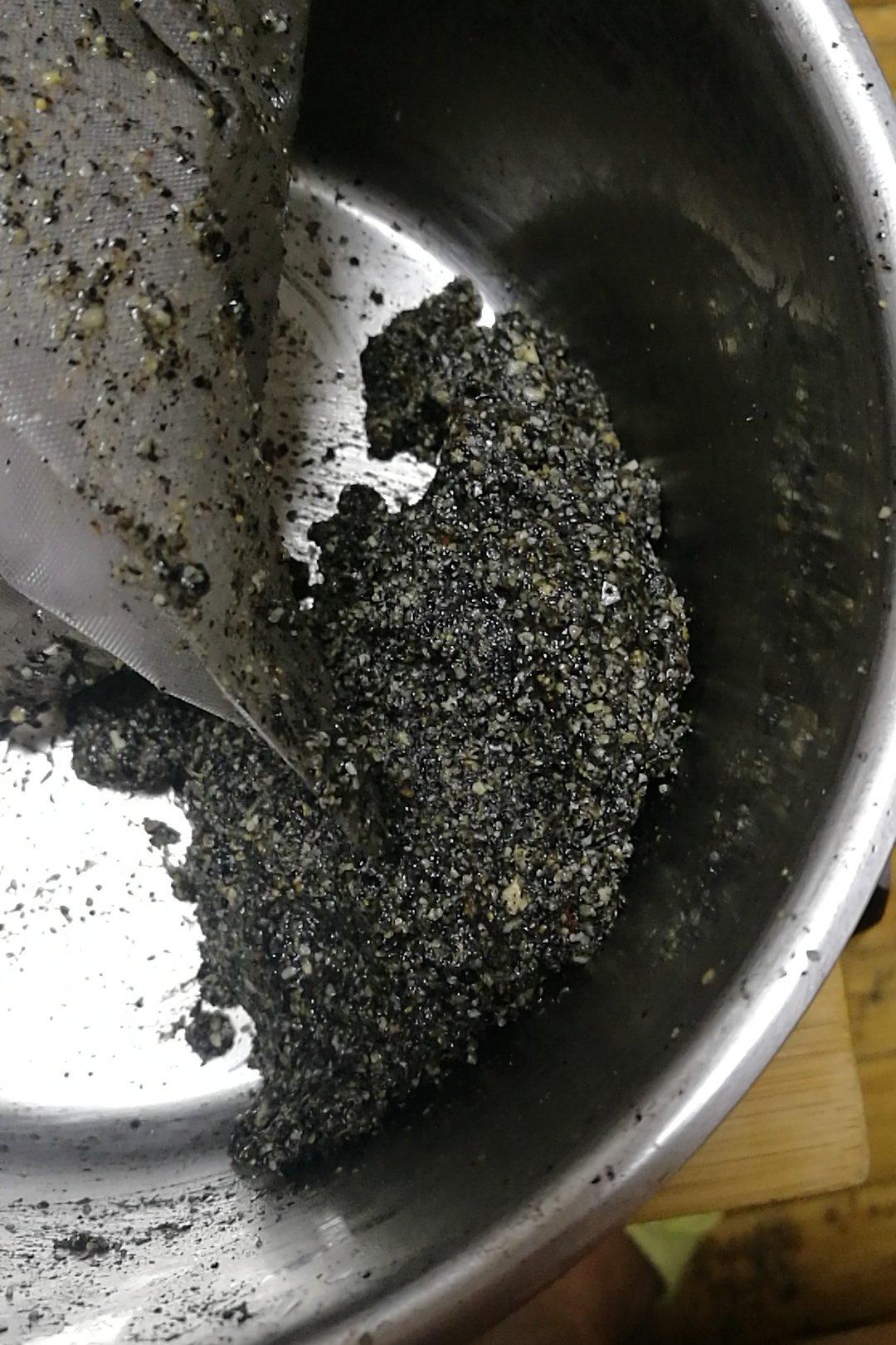 花生黑芝麻汤圆