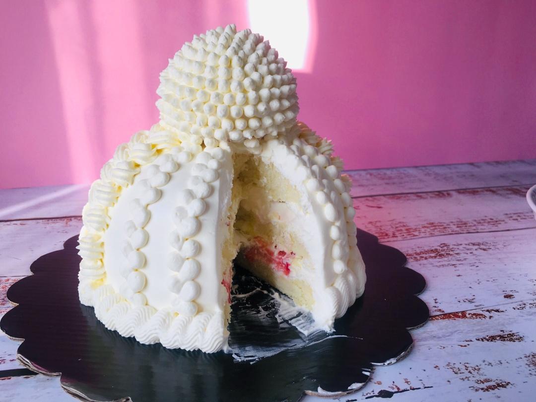 将蛋糕做成毛线帽子的造型，冬日里感觉暖暖的