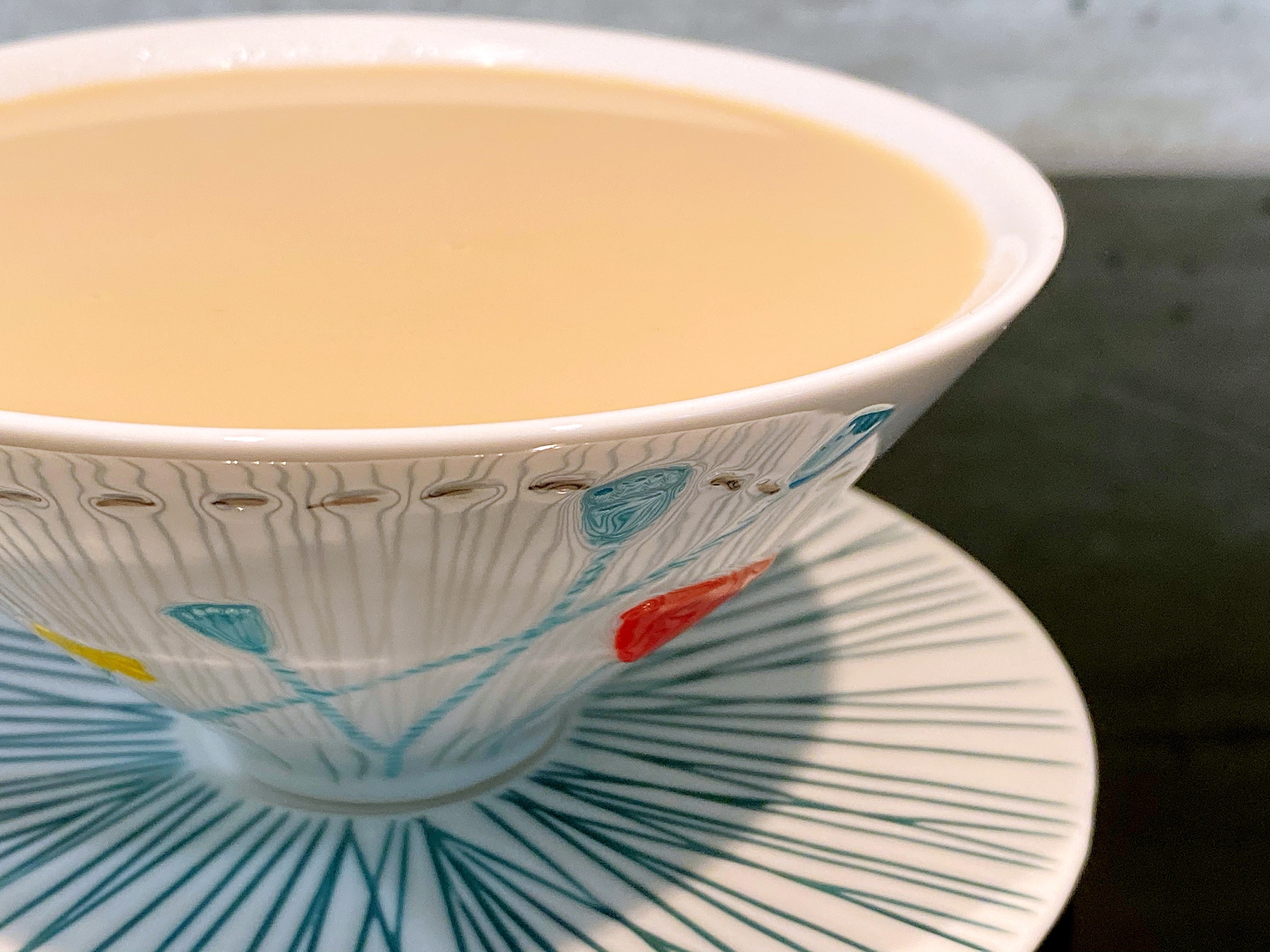 这杯醇香馥郁的奶茶只有一味关键调味剂 周末午后 阳光暖暖 你也可以如我一般悠然自得的做法