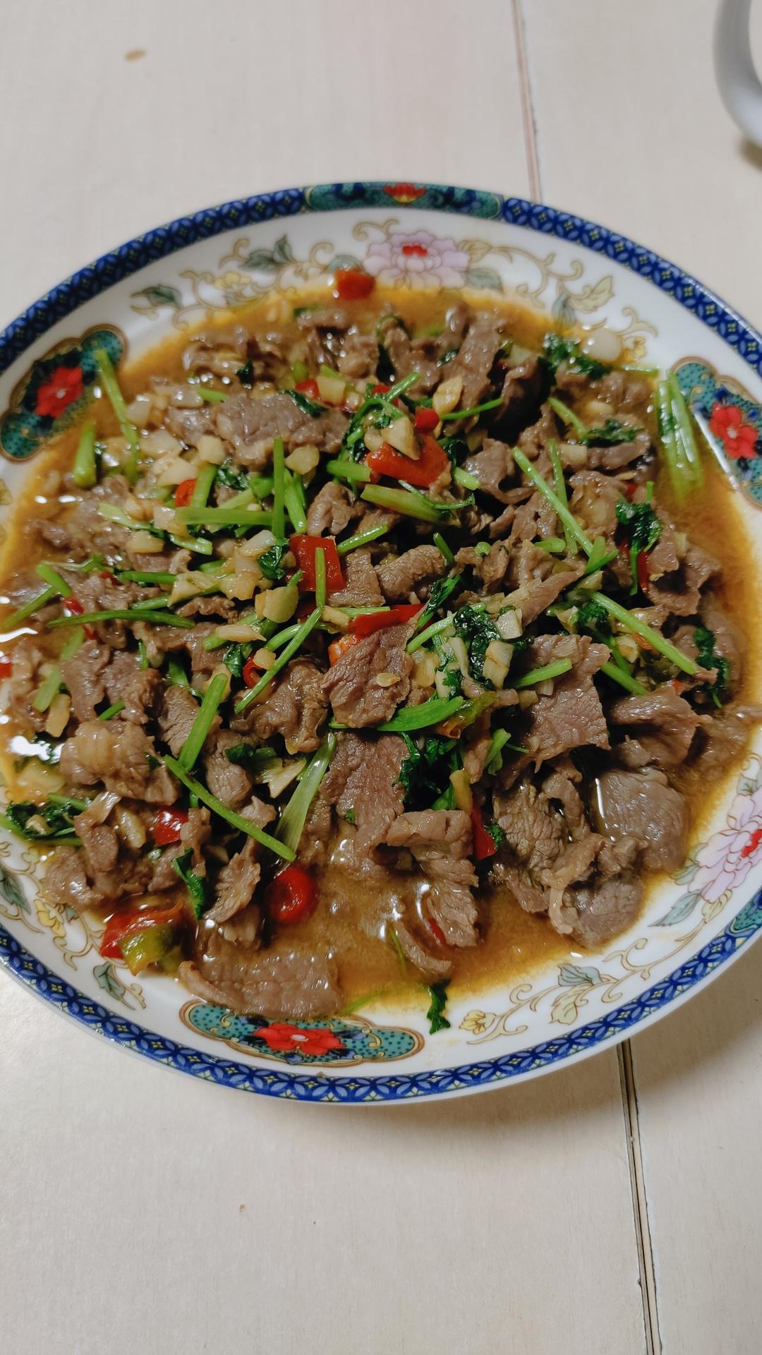 香菜炒牛肉，香辣下饭，爱吃香菜的朋友看过来，拌饭绝了