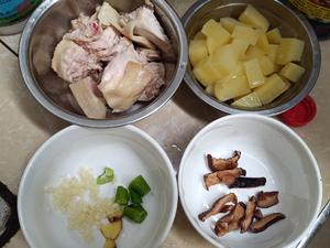 超有味的香菇土豆炖鸡肉的做法 步骤1