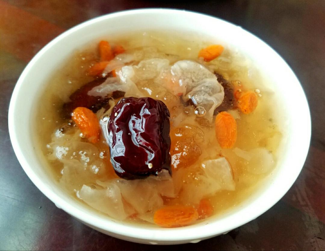 桃胶皂角米雪燕羹