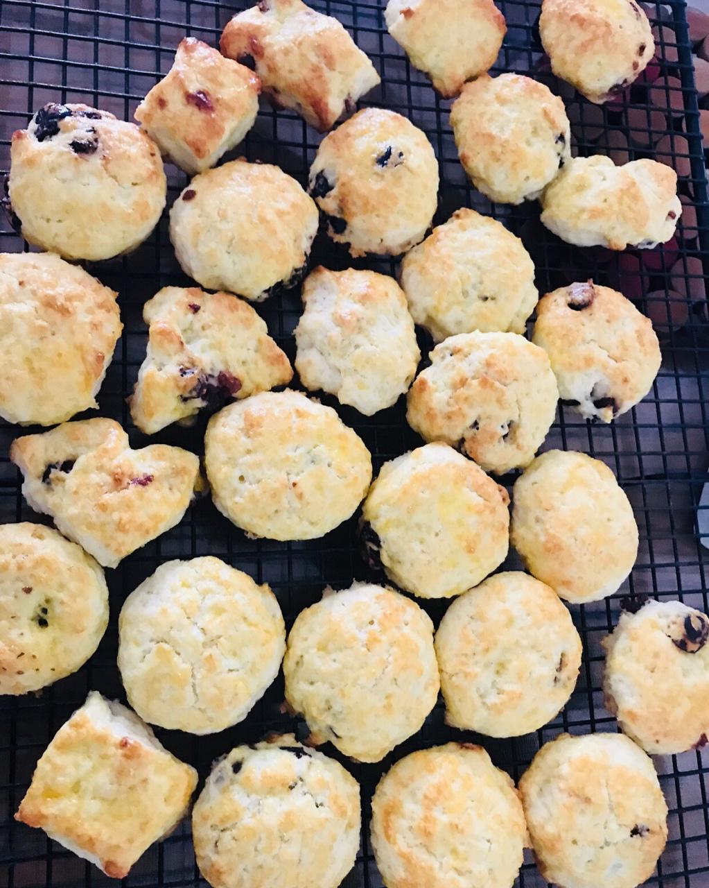 【视频】3分钟 奶油司康Scone(可能是世界上最快手的司康) 消耗淡奶油～