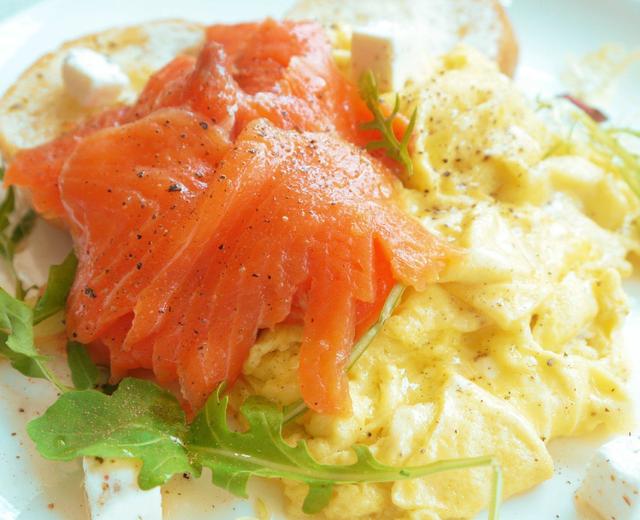 scrambled eggs with smoked salmon on toast的做法