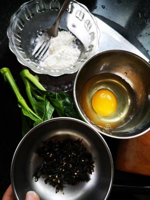 紫菜鸡蛋疙瘩汤【宝宝营养早餐】的做法 步骤1