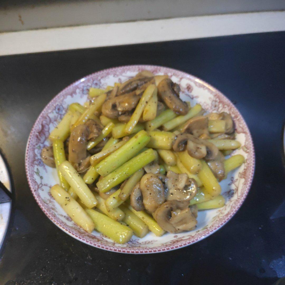 芦笋炒蘑菇