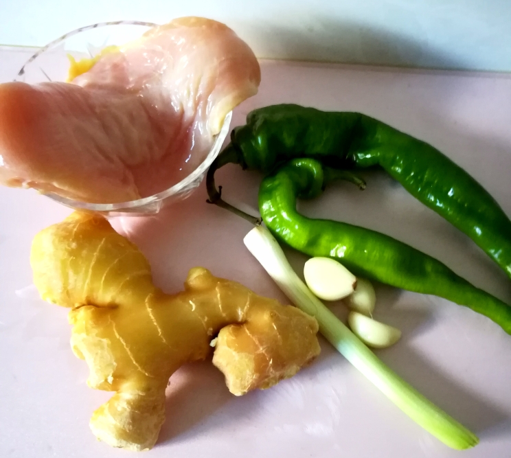 嫩而不材的青椒炒鸡胸肉的做法 步骤1