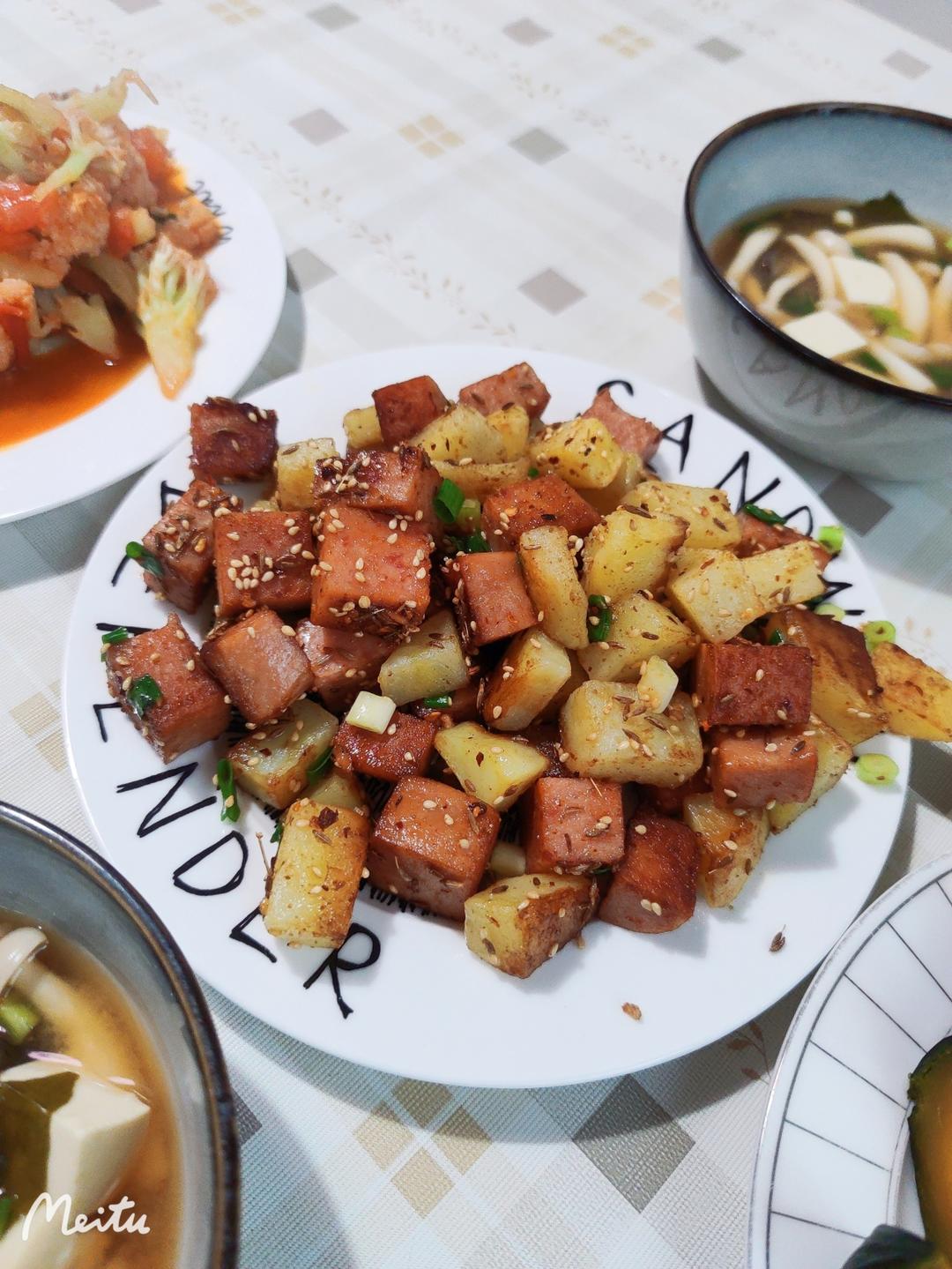 香辣过瘾的孜然土豆火腿，比路边摊还好吃