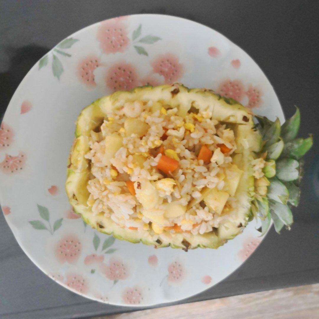 菠萝海鲜蛋炒饭