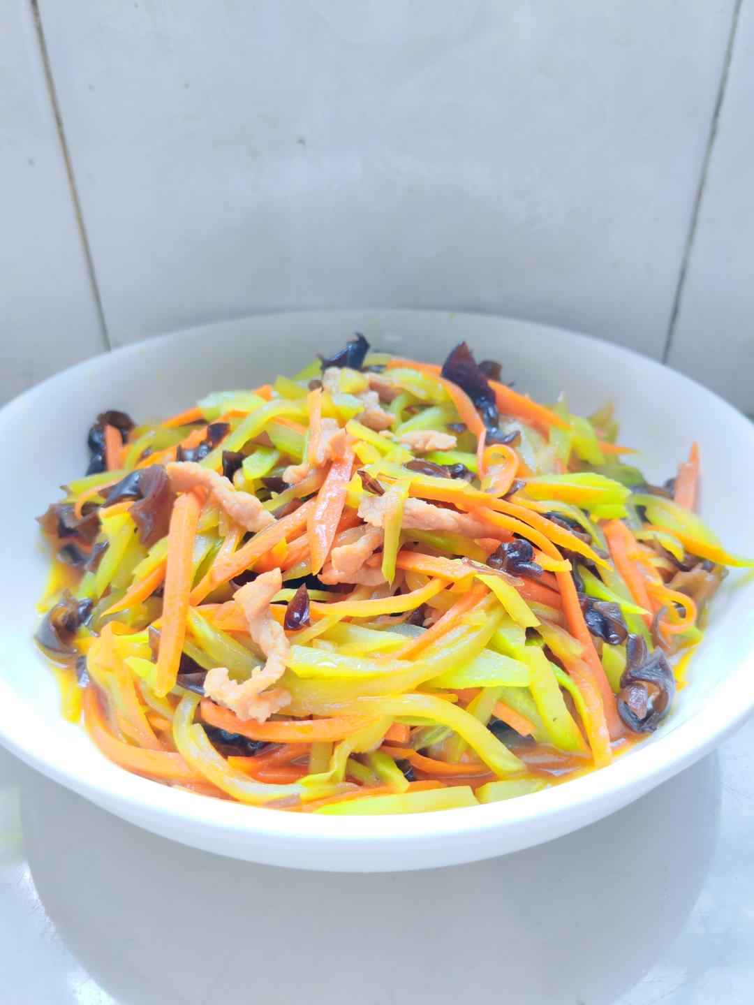 炎炎夏日没胃口？做个超级下饭菜——木耳莴笋炒肉丝