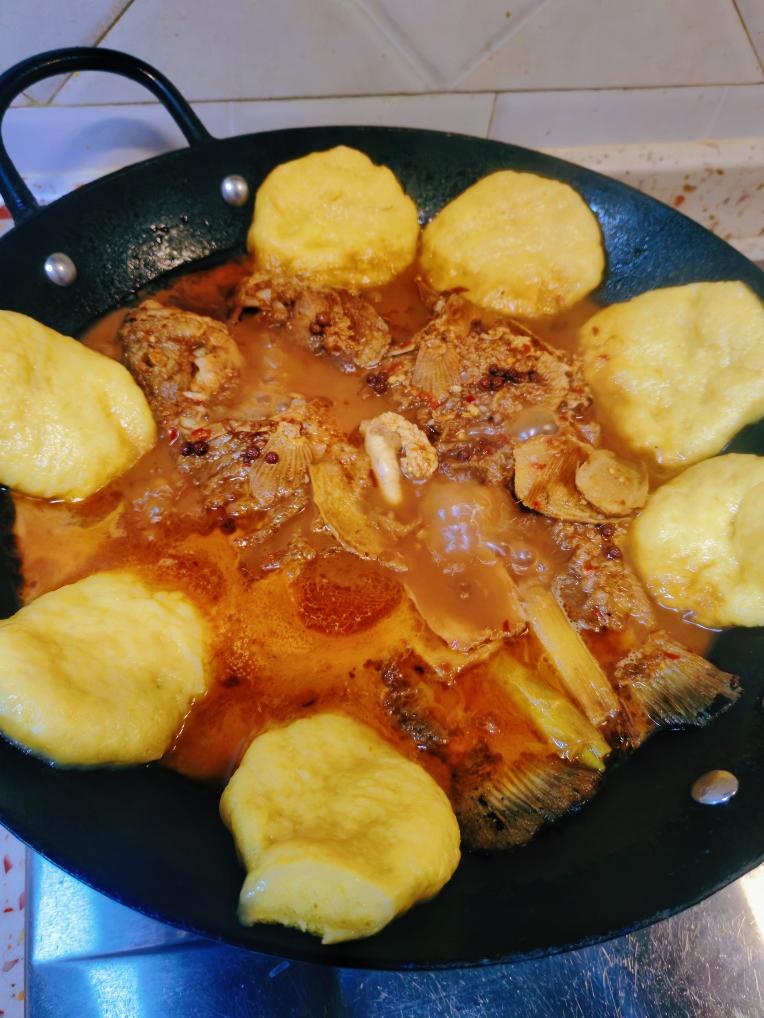 铁锅炖玉米面贴饼