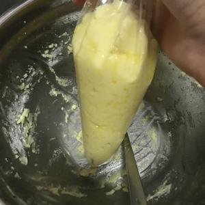 巨好吃超级酥的奶香曲奇的做法 步骤5