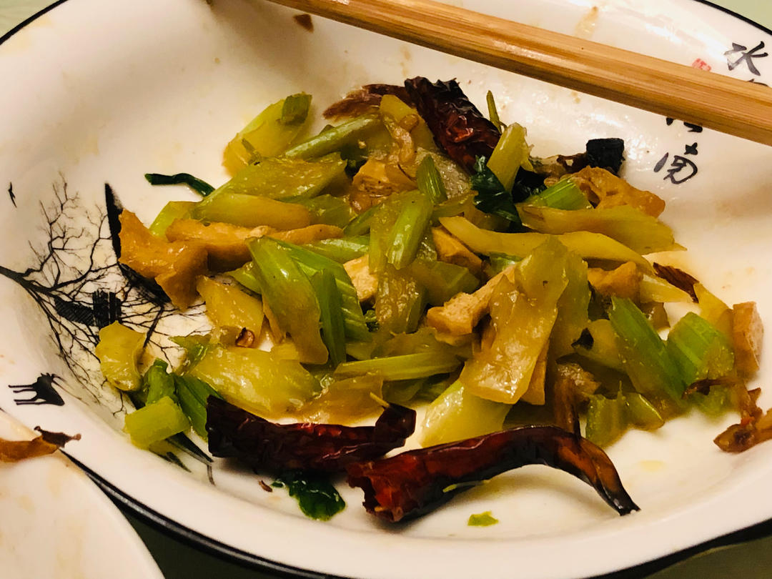 让何老师好吃到哭的同款芹菜炒香干，真的超美味