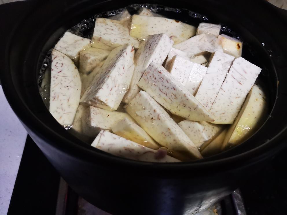 一碗暖和香甜的牛奶芋头粥的做法 步骤4