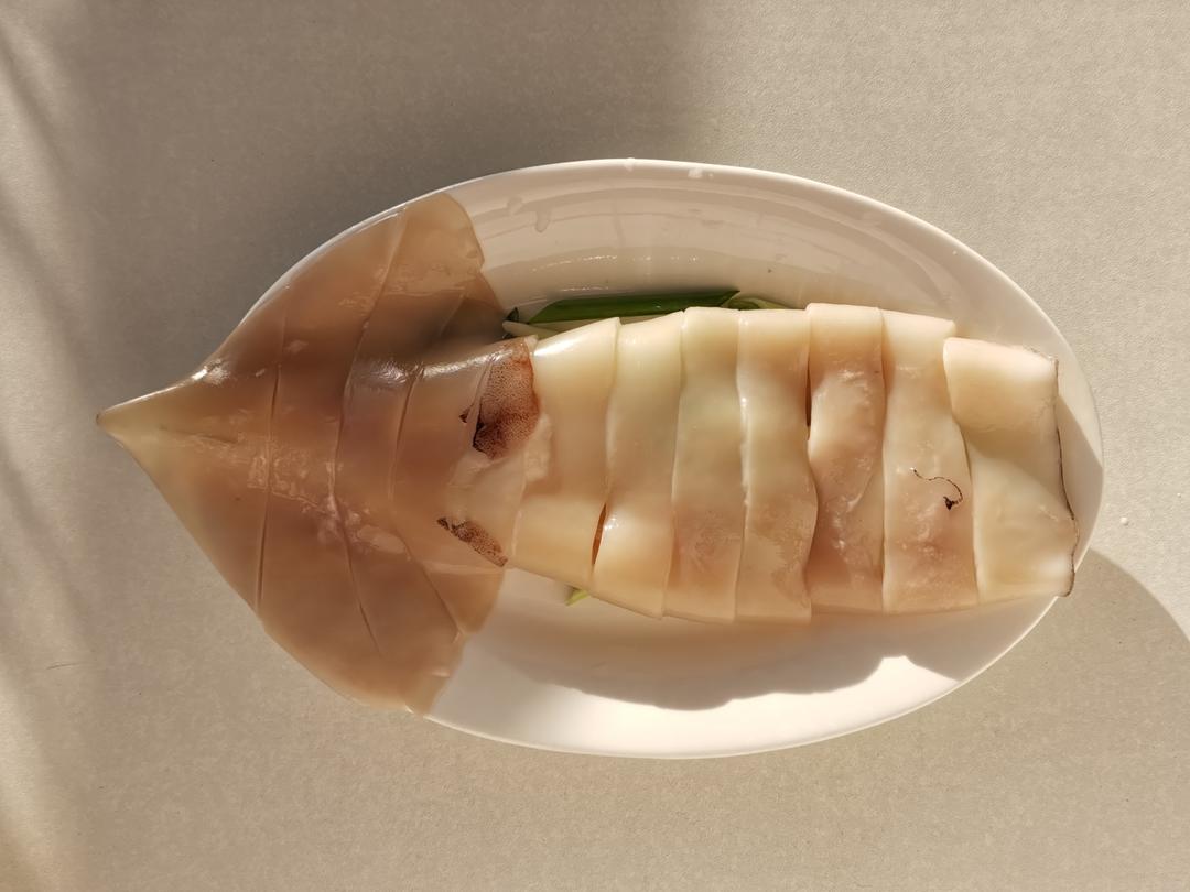葱香白灼鱿鱼，新手小白都能做的宴客好菜的做法 步骤3