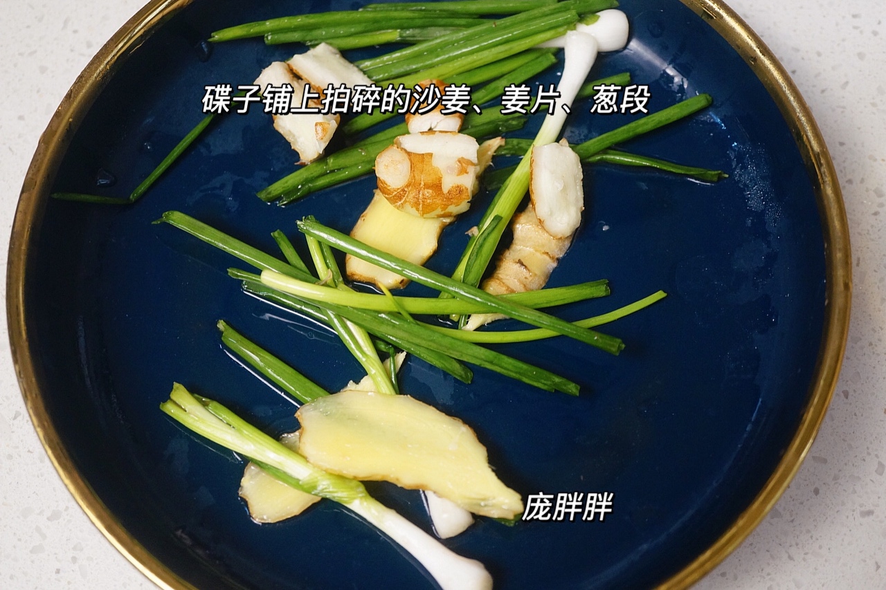 广东湛江特色美食——隔水蒸鸡 原汁原味 鸡滑肉嫩的做法 步骤3