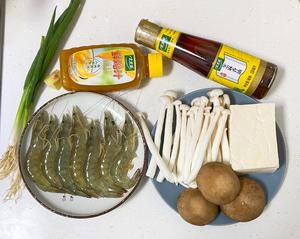 菌菇虾仁豆腐煲+太太乐鲜鸡汁芝麻香油的做法 步骤1