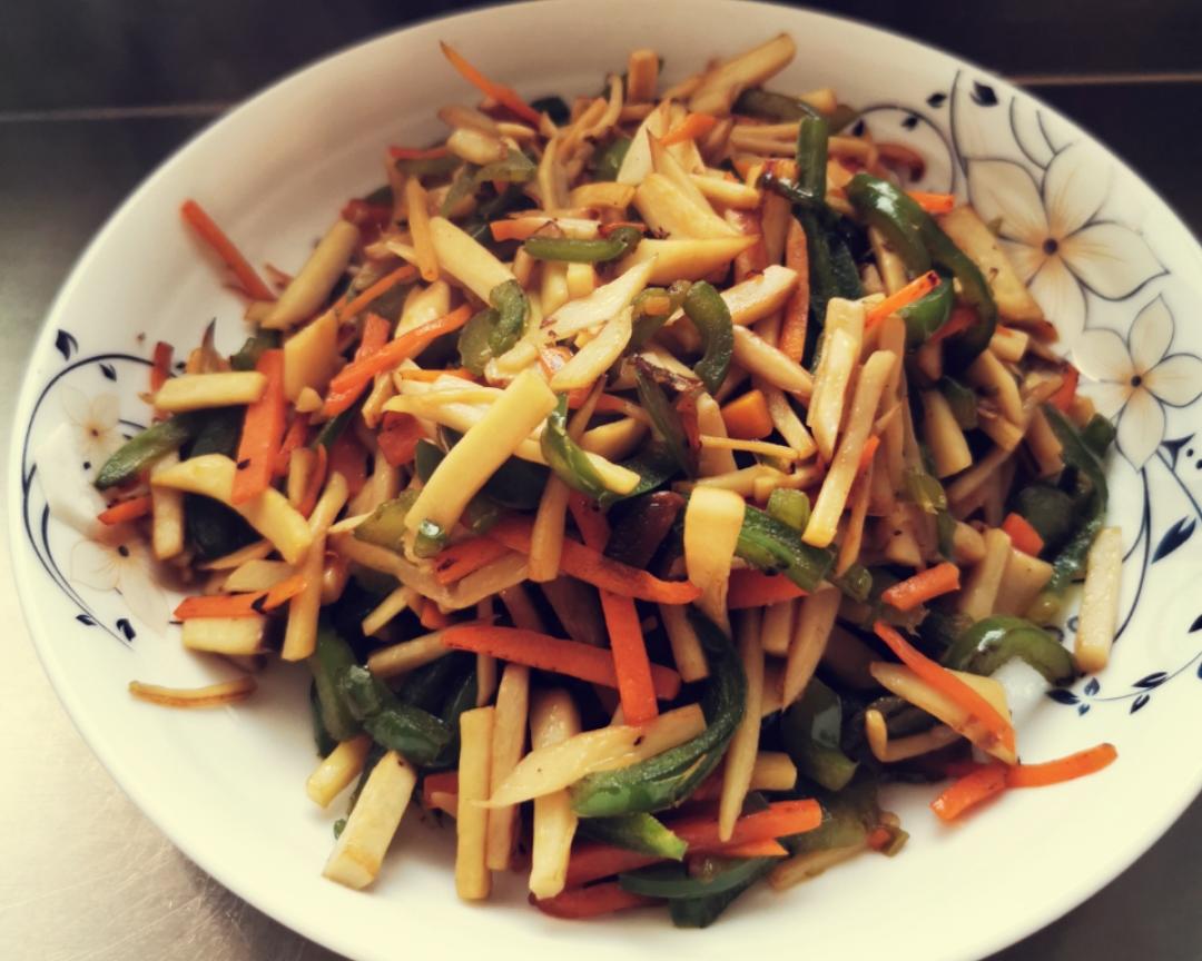 家常菜1：青椒胡萝卜炒杏鲍菇