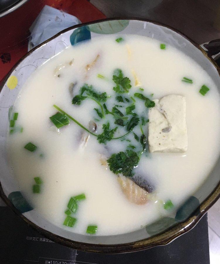 炖鱼头汤，记住这2步，鱼汤奶白香浓无腥味