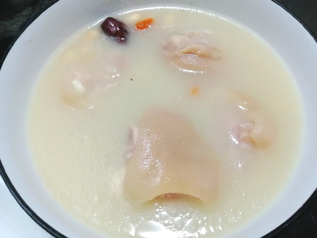 猪蹄黄豆汤