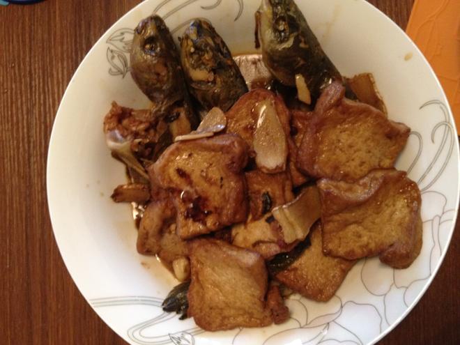 黄丫鱼辣焖豆腐的做法