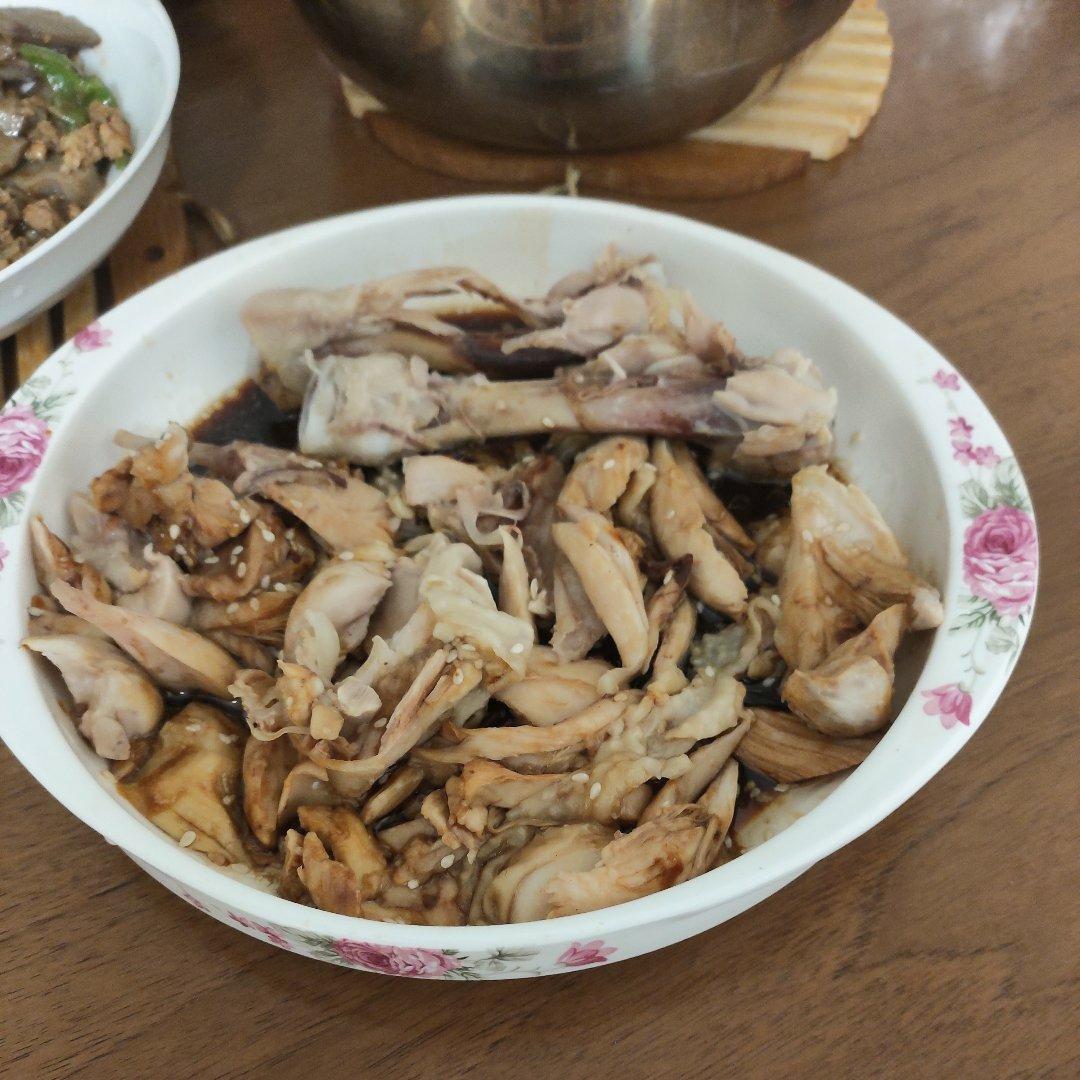 简单好吃的鸡腿做法，不炒不炖口感超滑嫩，给年夜饭加道菜