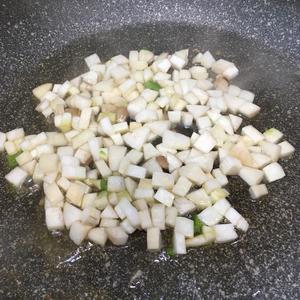 火腿杏鲍菇橄榄菜豪华炒饭的做法 步骤3