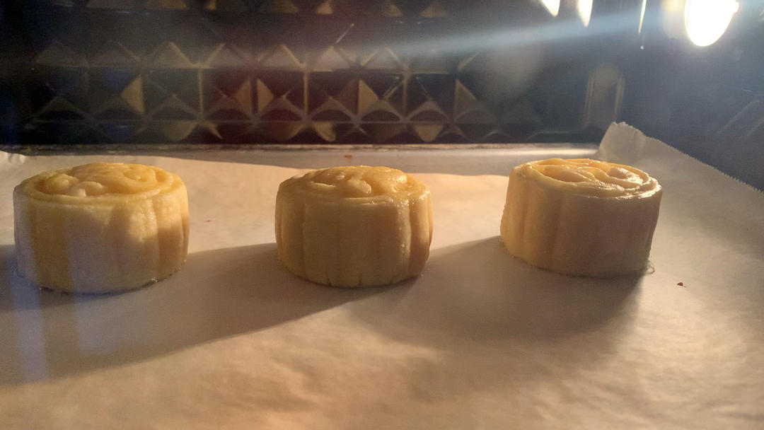 💃奶黄流心月饼——这是可以让你坐稳朋友圈厨霸位置的月饼🥮，没人点赞算我输👎