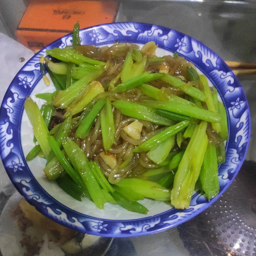芹菜炒粉条(故乡的味道)