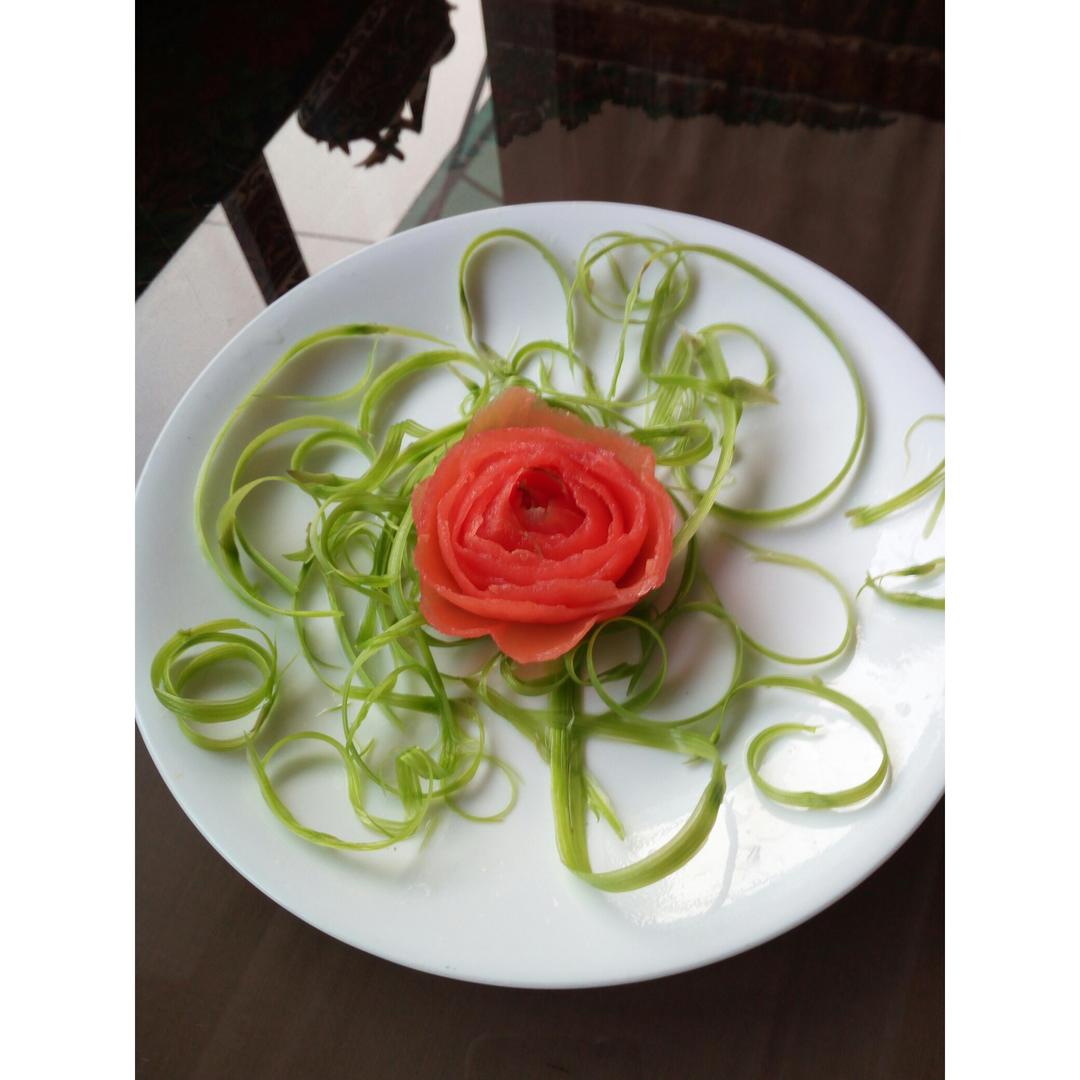 好嘛，我是这样切番茄花儿的~