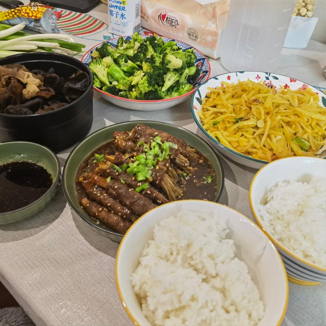 【金针菇肥牛卷】