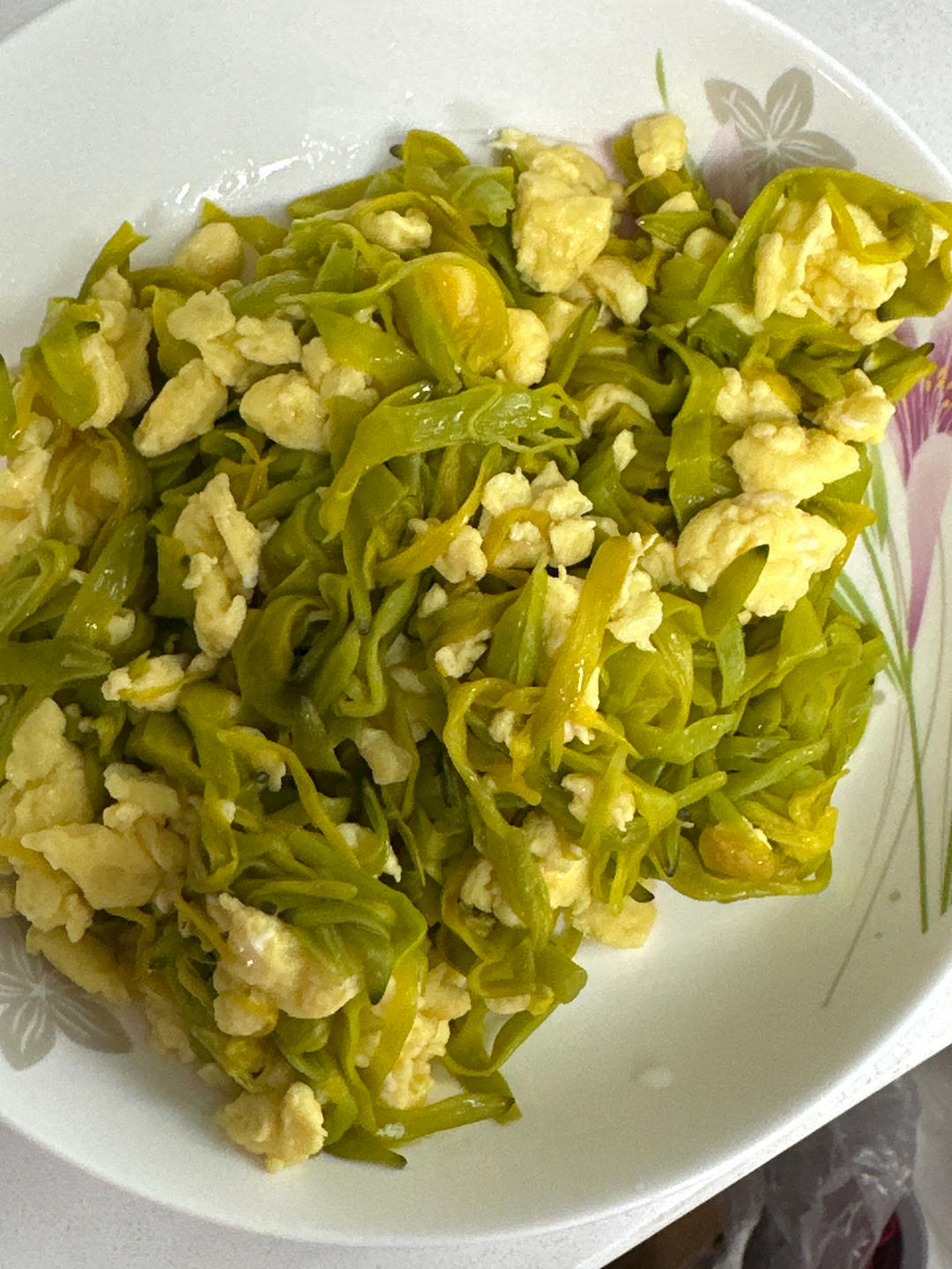 鲜黄花菜炒鸡蛋（秋水仙碱必须处理干净）