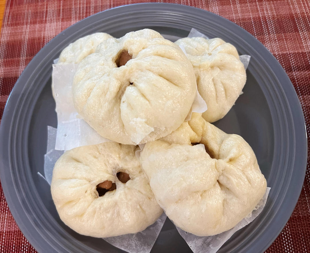 云朵般松软爆浆蜜汁叉烧包