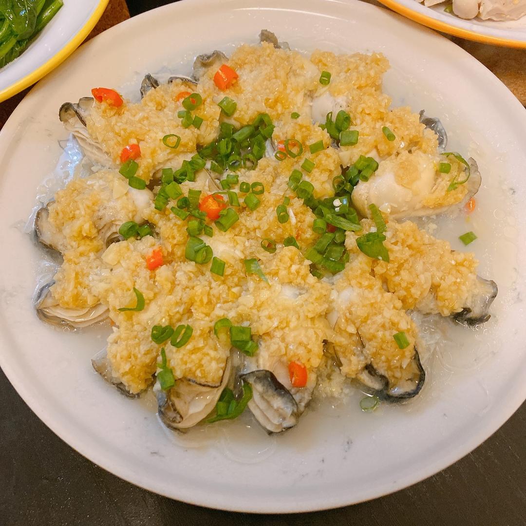 苗条的琳琳做的蒜蓉粉丝蒸生蚝肉