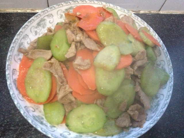 胡萝卜青瓜炒肉片