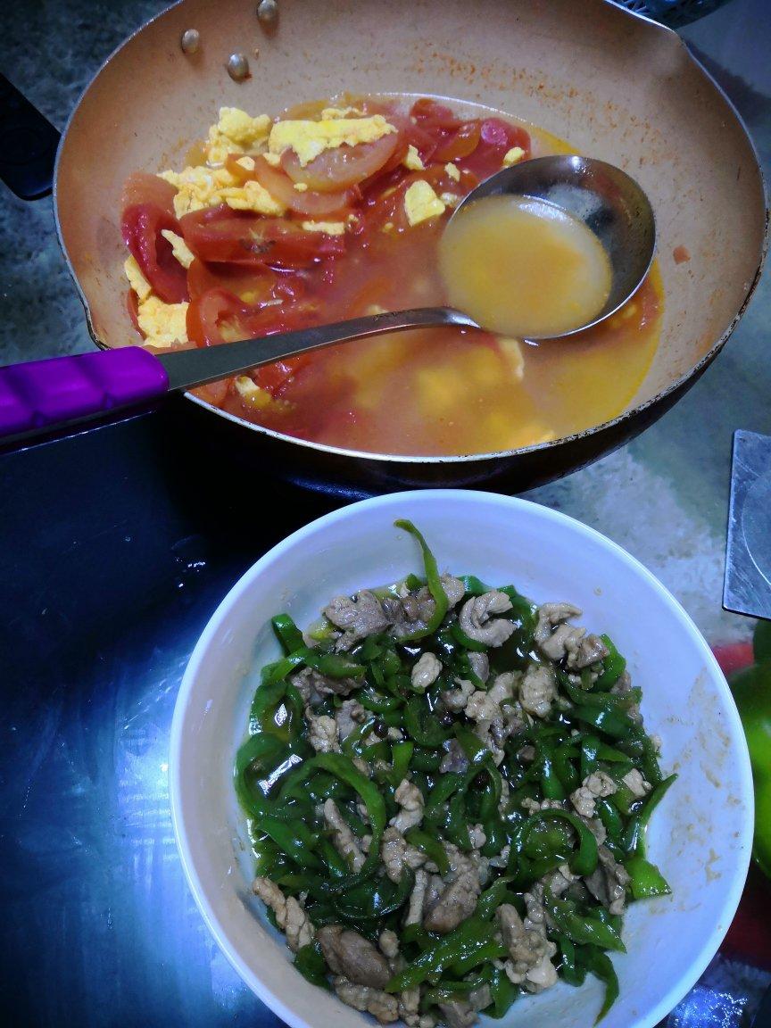 经典的家常菜，青椒炒肉丝，简单的食材也能做出如此美味