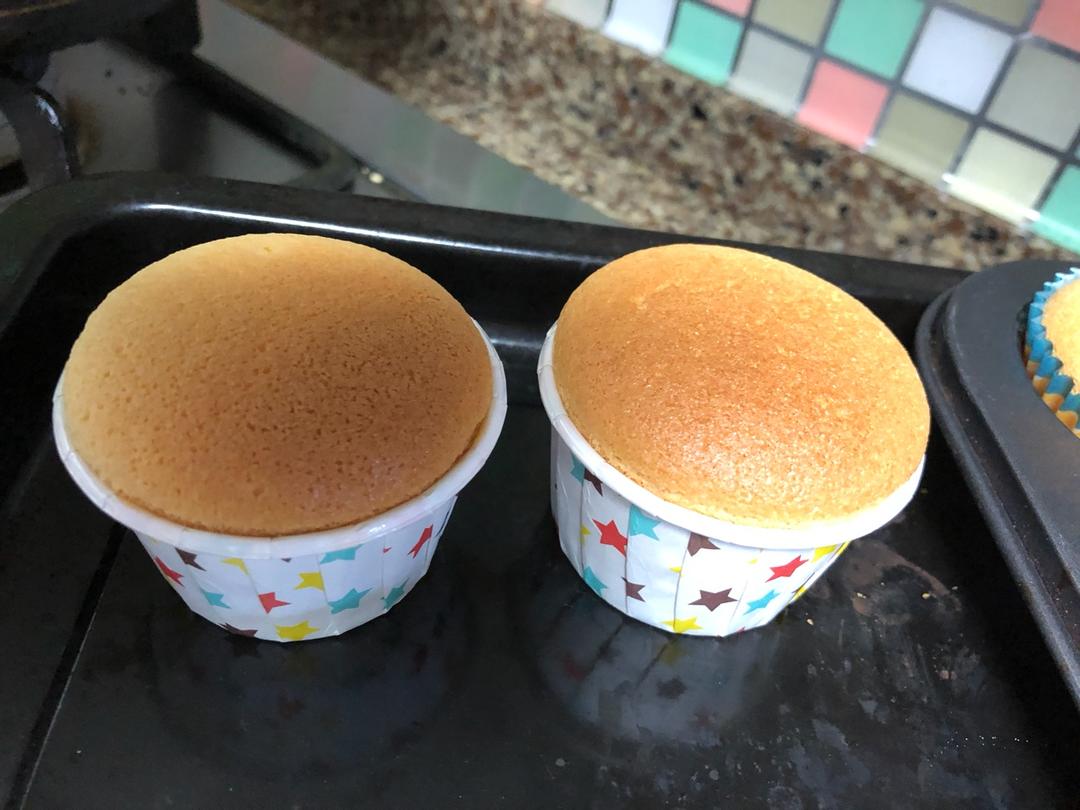 不皱不裂圆润饱满原味戚风纸杯蛋糕